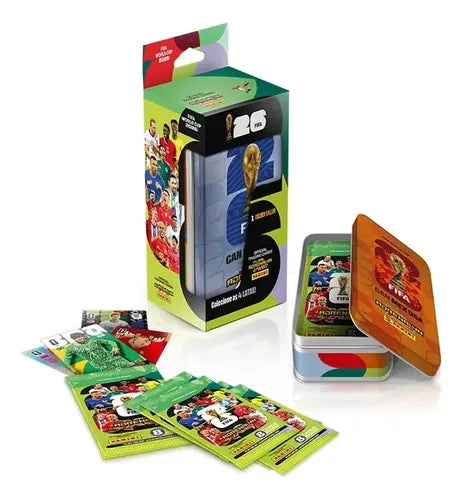 Kit FIFA World Cup 2026 Adrenalyn XL contendo caixa expositora, lata Classic Tin aberta e envelopes de cartas oficiais Panini.