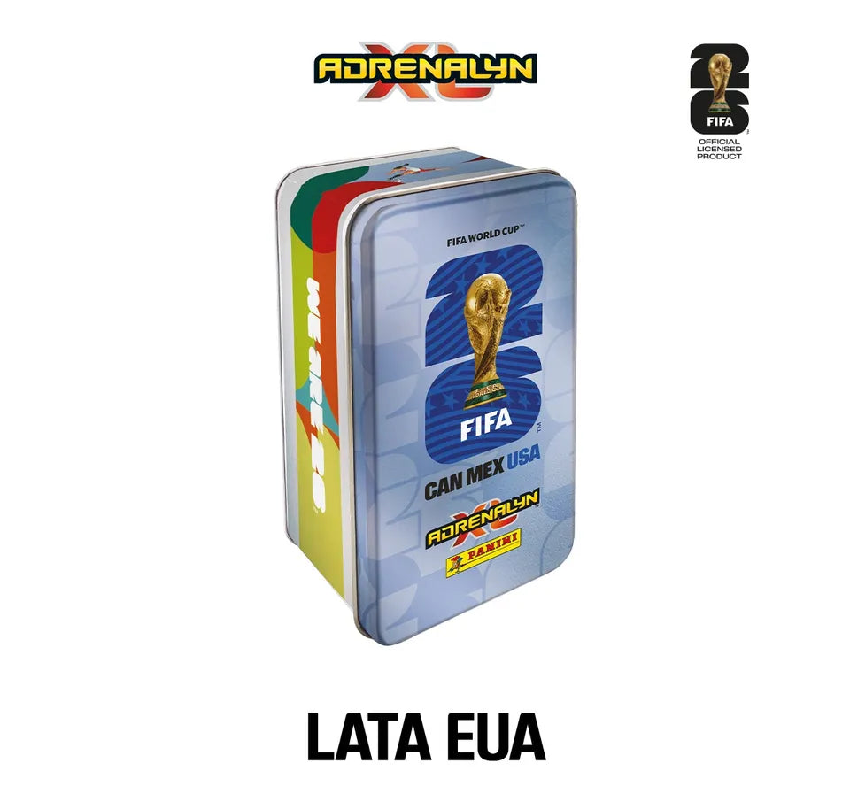 Lata colecionável azul FIFA World Cup 2026 Adrenalyn XL edição Estados Unidos (USA) com estampa do logo 26 e troféu.